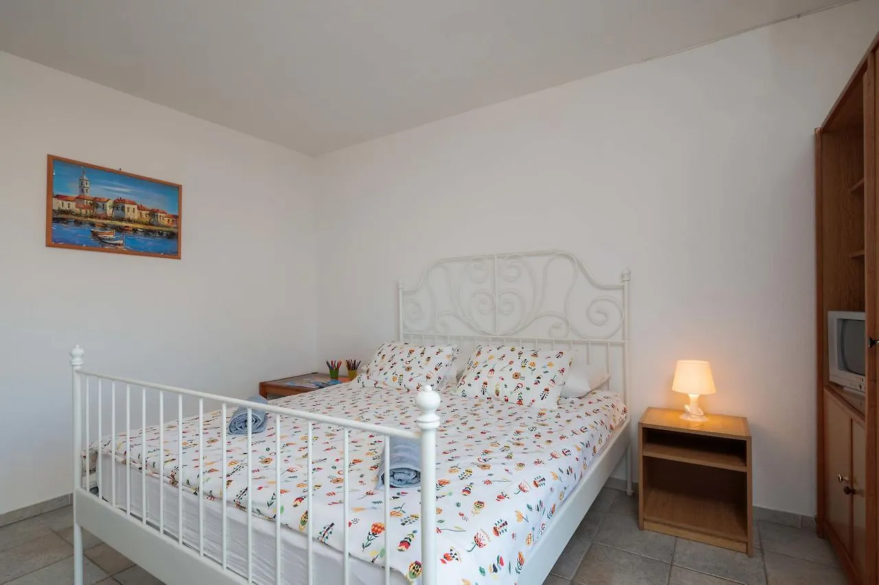 Apartments Loncar Seget Vranjica