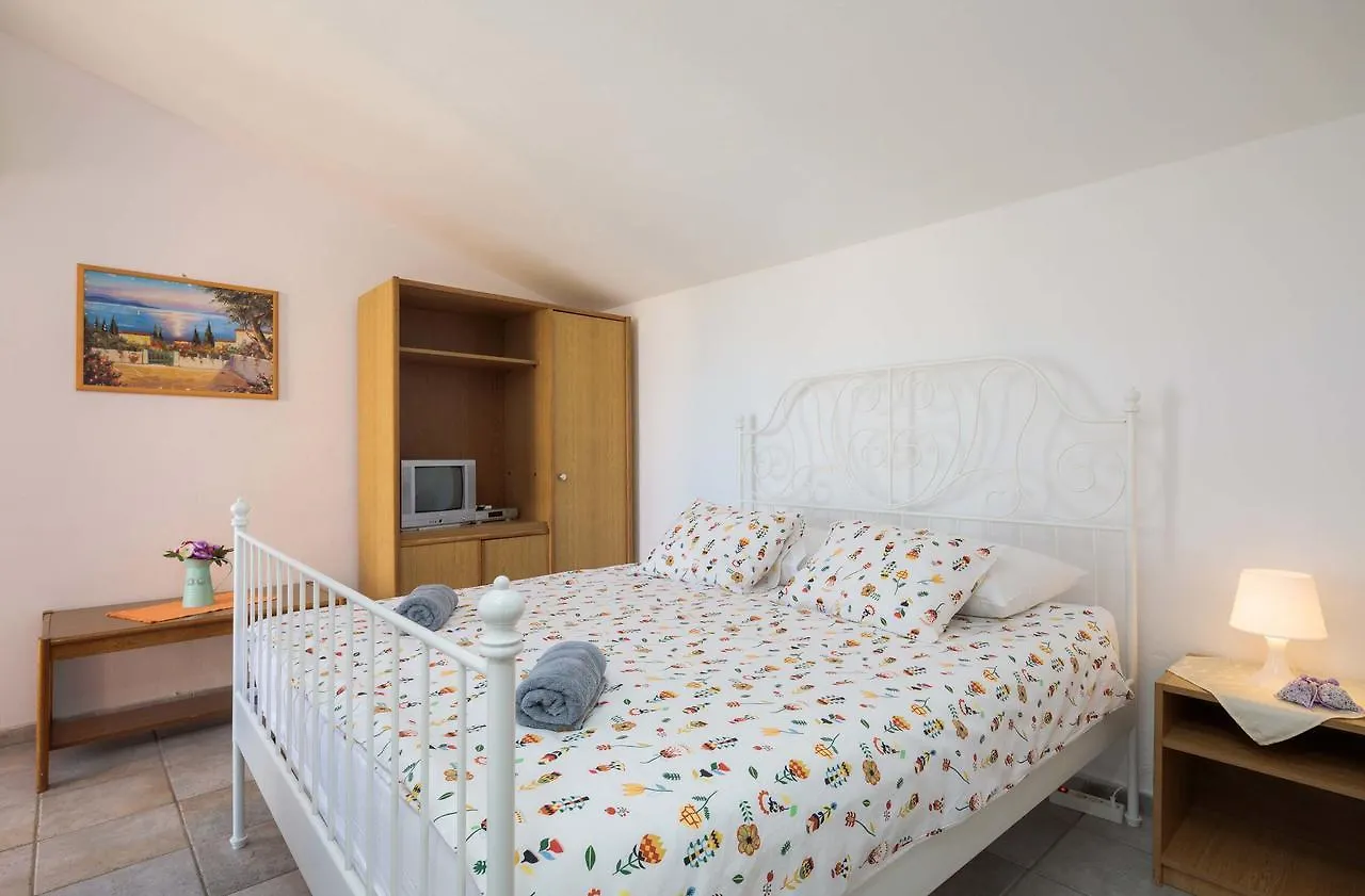 Apartments Loncar Seget Vranjica