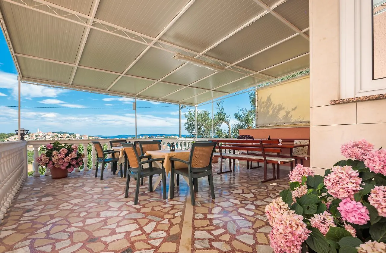 Apartments Loncar Seget Vranjica