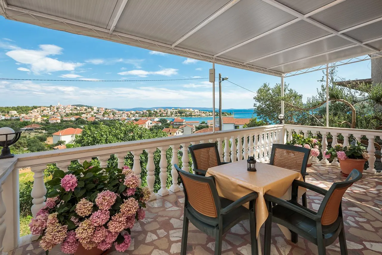 Apartments Loncar Seget Vranjica